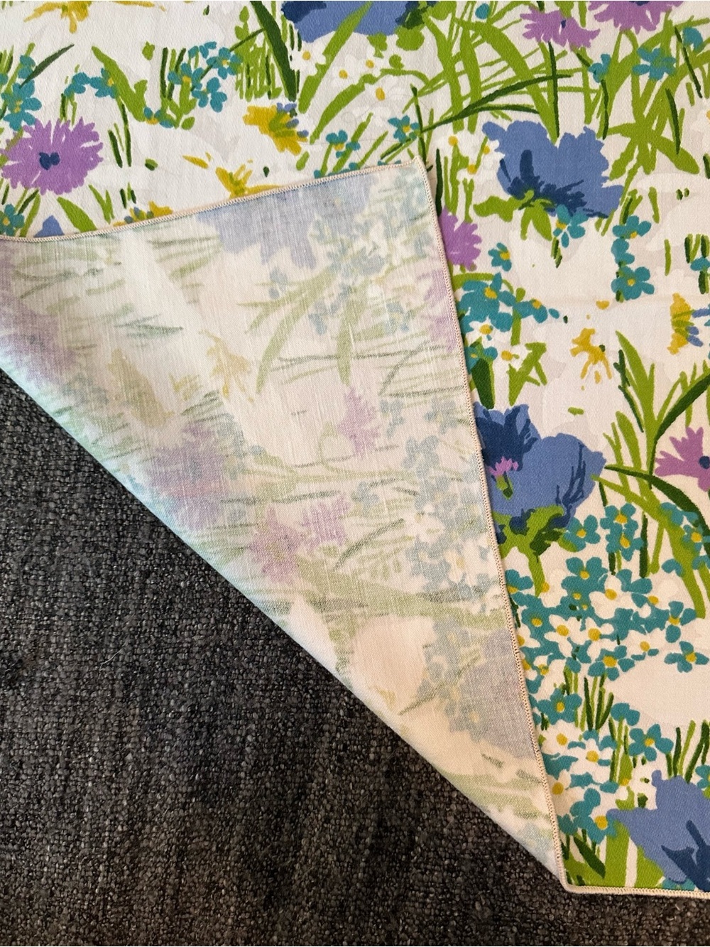 Flowery cloth napkins β’ set of 5 β’ in new condition β’ 18β x 18β - Picture 3 of 4